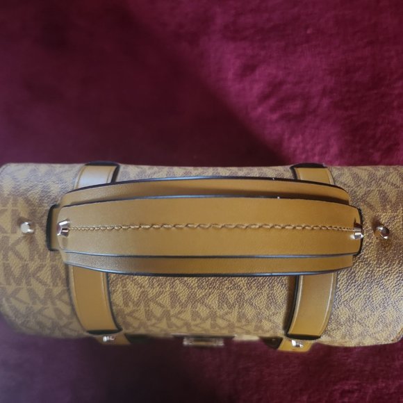 Michael Kors Manhattan Satchel - Picture 4 of 11